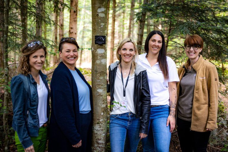 Sternenkindmamis, Vereinsmitglieder und Klosterwald-Mitarbeiterin bei der Baumauswahl. Klosterwald GmbH