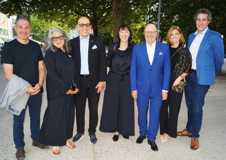 Technischer Leiter Wolfgang Urstadt, Evelyn und Michael Rauth, Intendantin Elisabeth Sobotka, Festspielpräsident Hans-Peter Metzler mit Kathrin und Betriebsdirektor Michael Csar (v.l.).Ritter (7)