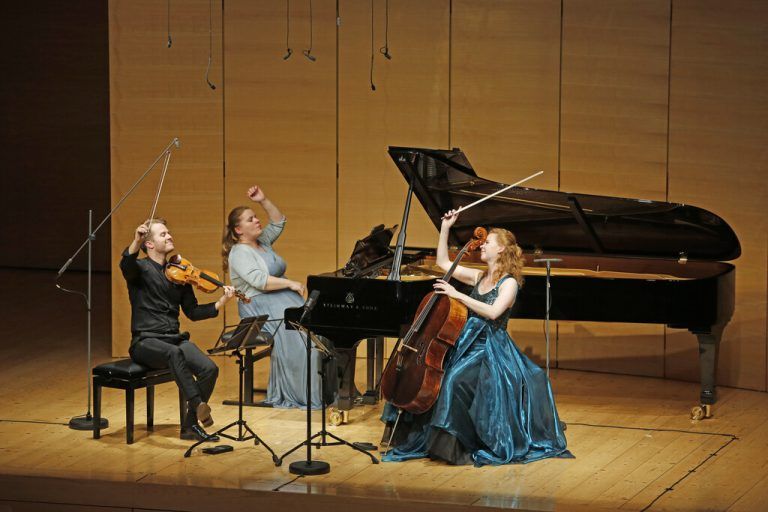 Tobias Feldmann (Violine), Harriet Krijgh (Violoncello) und Lauma Skride (Klavier).Schubertiade GmbH