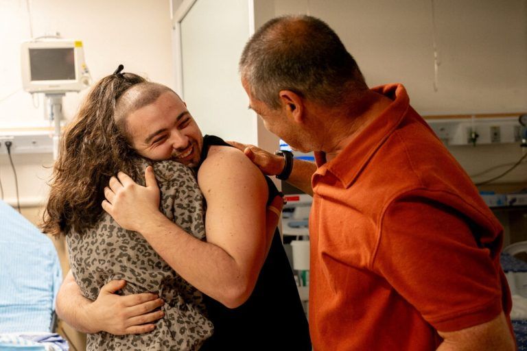 Überglücklich: Eine der befreiten Geiseln kehrt nach Hause zurück.reuters