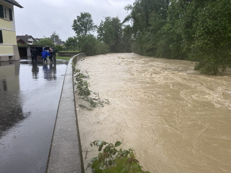 Wegen des Hochwassers der Leiblach (großes Bild) wurde eine Sandsackbarriere errichtet (kleine Bilder).vlach/vol.at (3)