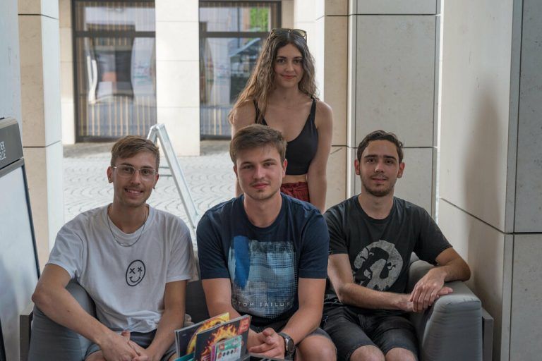 André Loibl zeigt ein Bild aus der gemeinsamen WhatsApp-Gruppe der Maturanten. Damals war noch nicht klar, dass sie die Reise nicht antreten können sollten.stiplovsek (2)