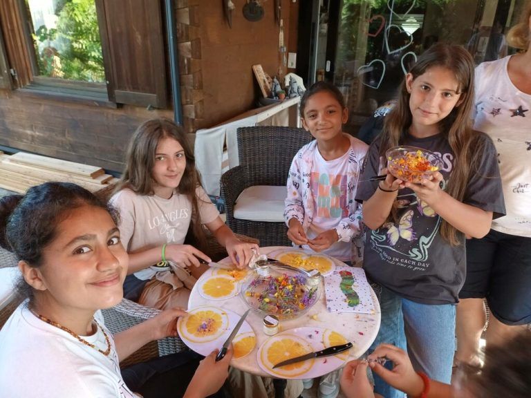Auch ein Ausflug zu einer Kräuterpädagogin war dabei. caritas/Vallaster