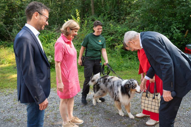 Auch ein vierbeiniger Exkursionsteilnehmer begrüßte Bundespräsident Alexander Van der Bellen. vlk/Serra (2)