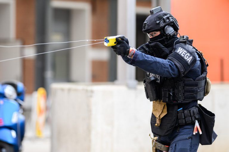 Beamte der Wiener Sondereinheit Wega führten gestern in der Rossauer Kaserne einen Taser-Einsatz vor. APA