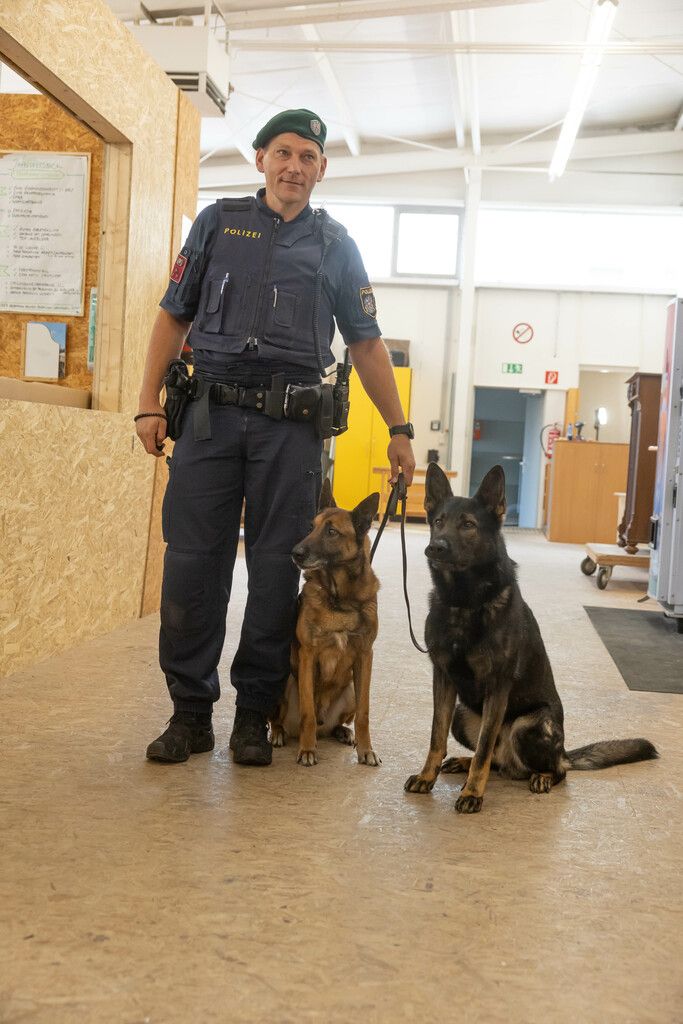 Bertram H. und seine zwei Hunde. Bobby (l.) ist seit zwei Jahren in Pension, Igor vom langen Elend ist motiviert im Einsatz.