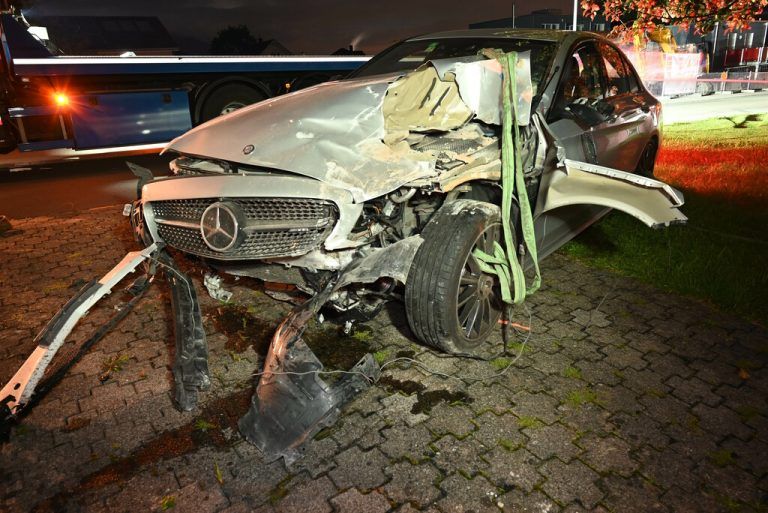 Das stark beschädigte Auto. Kapo SG