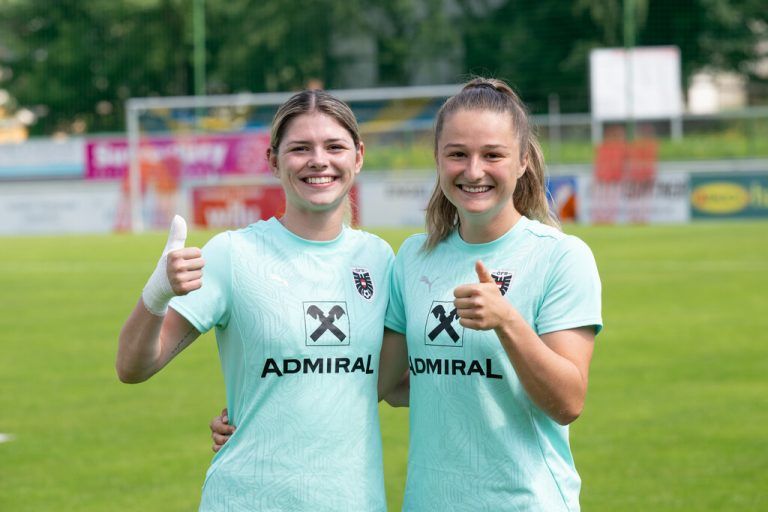 Daumen hoch – trotz Verletzung bei Eileen Campbell (l.) und Team-Debütantin Carina Brunold. Alexandra Serra (6)