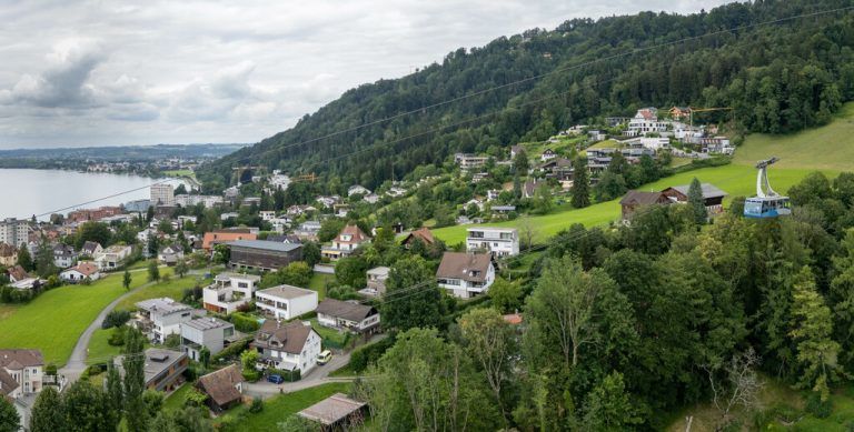 Der Pfänderhang oder auch Lech (kleines Bild) gehören hierzulande zu den Gegenden mit den höchsten Immobilienpreisen.Klaus hartinger (2)