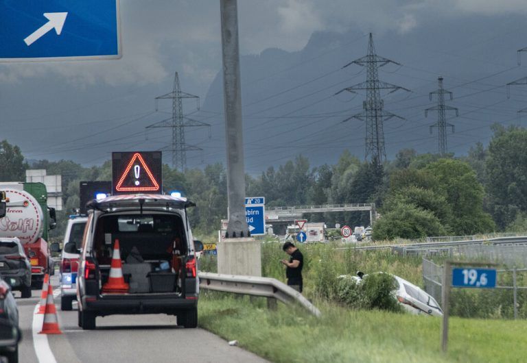 Der Pkw landete in einem Straßengraben. hartinger