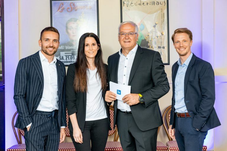 Der scheidende Geschäftsführer Christian Zoll, JI-Vorsitzende Anna Hilti, IV-Präsident Elmar Hartmann und der neue Geschäftsführer Simon Kampl. (v.l.)Au(4)
