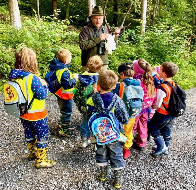Der Wald als Lernort: Den Kindern wurde allerhand erklärt und am Schluss gab’s kleine Geschenke. Privat