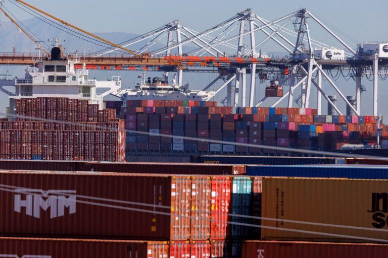 Deutlich angestiegen sind die Frachtkosten für Schiffscontainer. REUTERS/Mike Blake