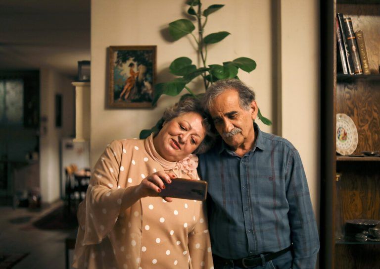 Die 70-jährige Mahin begibt sich nach dem Verlust ihres Mannes auf die Suche nach neuer Zuneigung. polyfilm