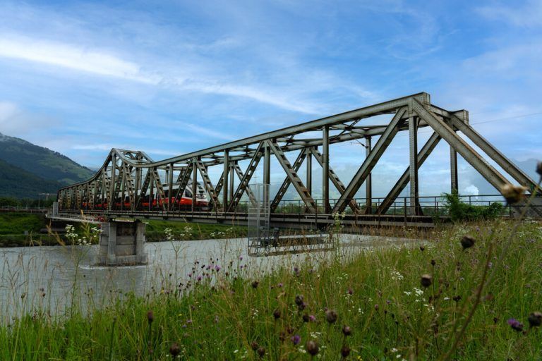 Die Bahnstrecke führt auch über den Rhein.ÖBB / Sailer Brothers