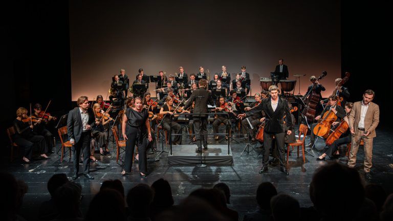 Die Camerata Musica Reno mit den Opernsängern im Theater Kosmos. Lukas Grabher