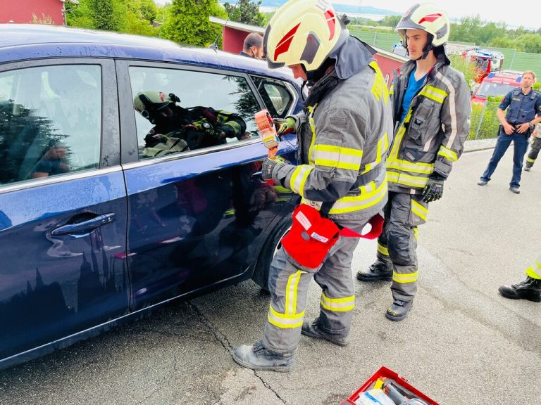 Die Feuerwehr schlug ein Autofenster ein. vol.at/vlach