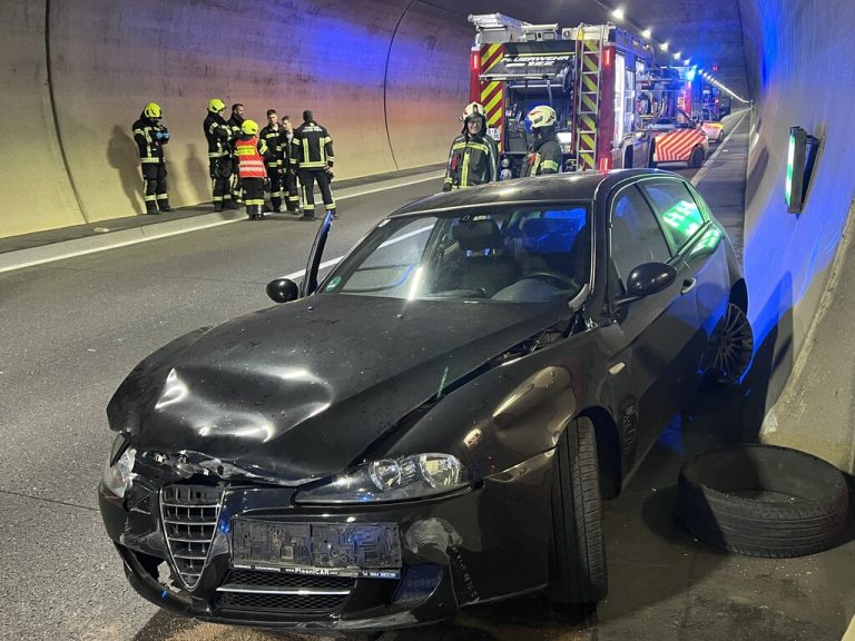 Die Frau geriet mit ihrem Auto beim Überholen aus ungeklärter Ursache gegen die Wand des Pfändertunnels. Ronald Vlach (2)