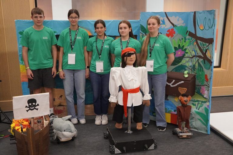 Die fünf Schülerinnen und Schüler des Robotik-Schwerpunkts der Mittelschule Nenzing.Mittelschule nenzing