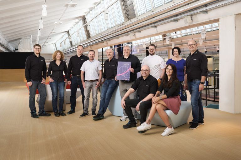 Die Lehrausbilder der Zumtobel Group mit der Urkunde. Michael Kreyer