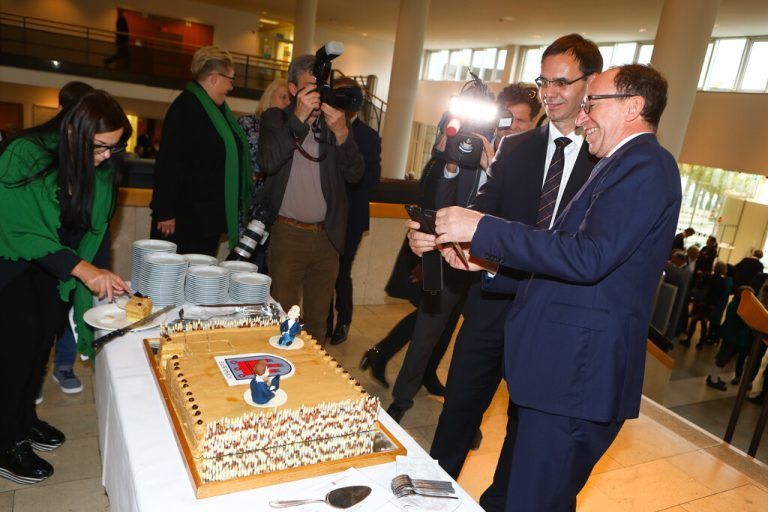 Die Parteichefs Markus Wallner und Johannes Rauch bestaunen die Torte zur konstituierenden Sitzung. Hartinger