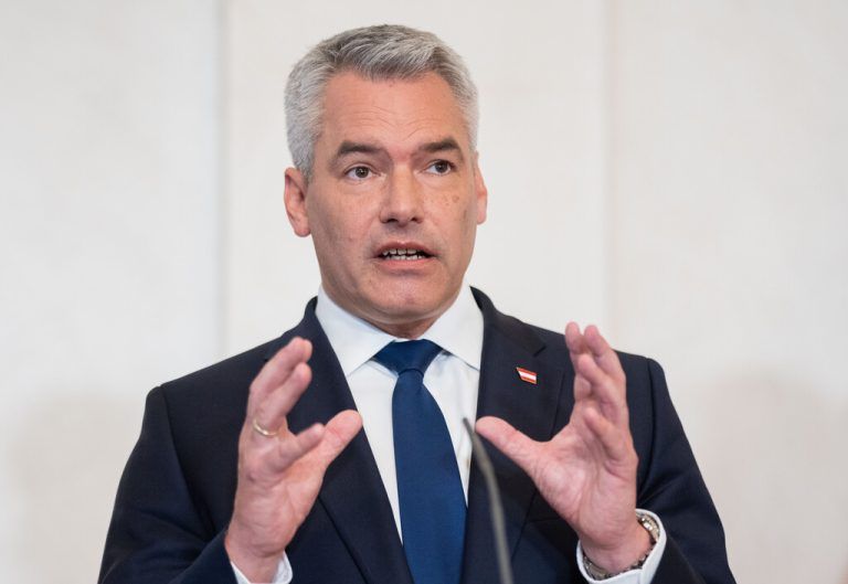 Die Regierungsspitze zeigte sich mit der Einigung zufrieden. Bundeskanzler Karl Nehammer (ÖVP) nannte die finanzielle Absicherung im Alter eine Frage der Gerechtigkeit.apa/georg hochmuth