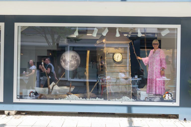 Die Schaufenster sind jährlich neu und selbst dekoriert: bei Scharax (l.) und bei Xocolat (r.).