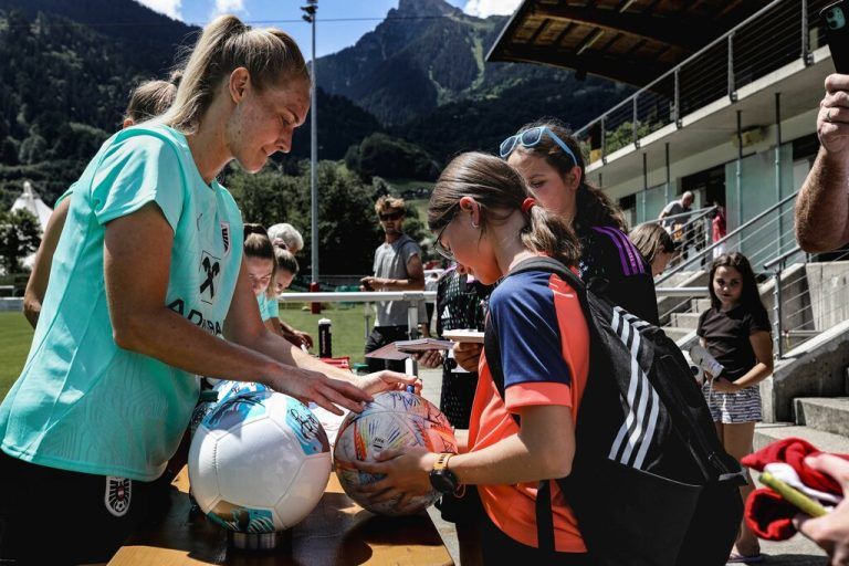 Die Teamspielerinnen schrieben gestern fleißig Autogramme. ÖFB