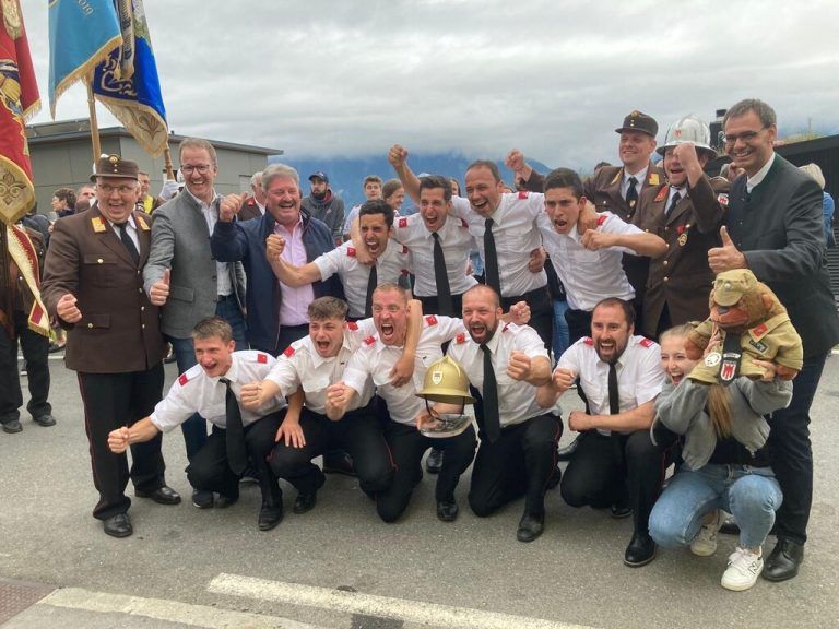 Die Wettkampfgruppe Düns mit einem ausgelassenen Siegesjubel in ihrer Heimatgemeinde.Feuerwehr Düns