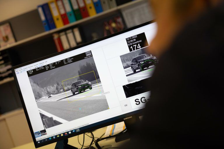 Raser im Visier der Polizei. Seit 1. März 2024 können Fahrzeuge beschlagnahmt werden.Symbolfoto Hartinger