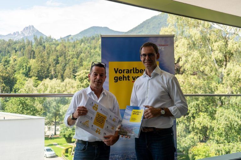 Dietmar Wetz (l.) und Markus Wallner haben das Wahlprogramm der Volkspartei „Vorarlberg geht vor“ präsentiert.VP