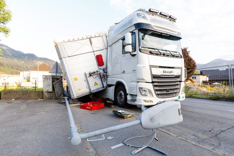 Durch geschicktes Auslenken gelang es dem Fahrer zu verhindern, dass der Auflieger komplett umkippte. Bernd Hofmeister