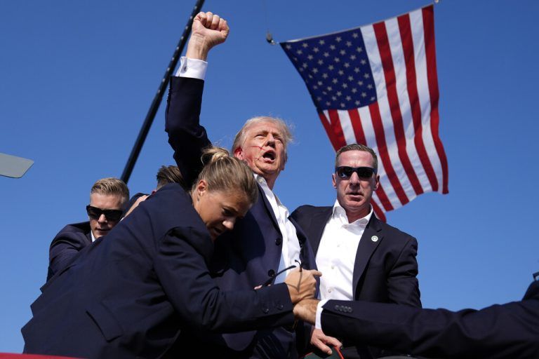 Ein ikonisches Bild für die Ewigkeit: Donald Trump, wenige Sekunden nach dem Attentat, als unerschütterlicher und von Gott gesandter Auserwählter. Ein Narrativ, das den US-Wahlkampf bestimmen wird.AP/Vucci