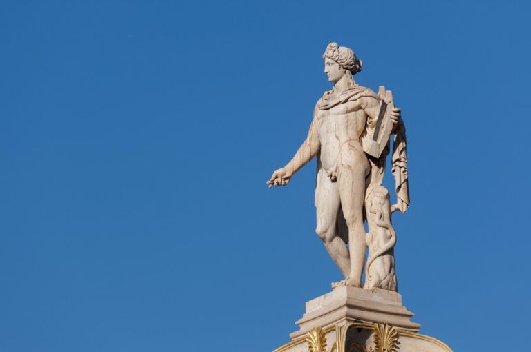Eine Statue des Sonnengotts Apollon.shutterstock