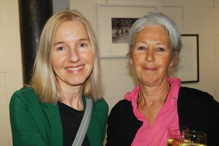 Elisabeth Schöch (l.) und Birgit Zudrell waren auf der Suche nach Sommerlektüre.