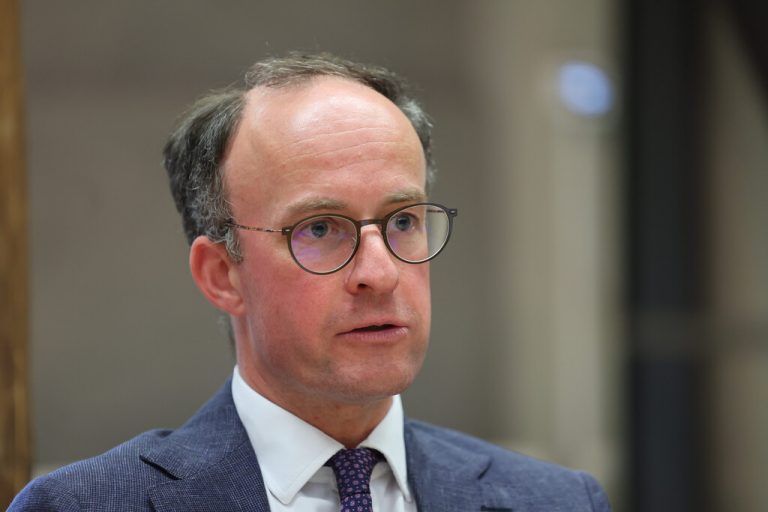 Der seit Donnerstagabend ehemalige Aufsichtsratsvorsitzende Benedikt König, Bürgermeister Manfred Rädler und Wolfgang Flach, Stadtrat und Aufsichtsratsmitglied. ⇒Hartinger, Steurer, Livestream Stadtvertretung