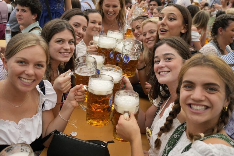Für ein Wiesnmaß müssen Oktoberfest-Besucher in diesem Jahr mehr Geld berappen. ap