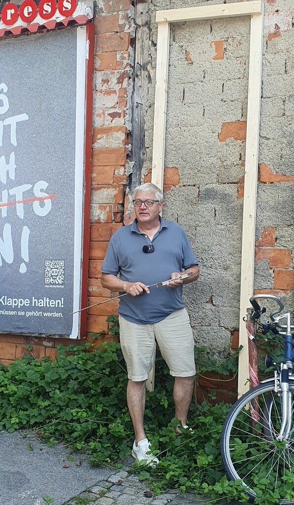 Grünen-Stadtrat Heribert Hehle beim Lokalaugenschein im Weiherviertel.Grüne