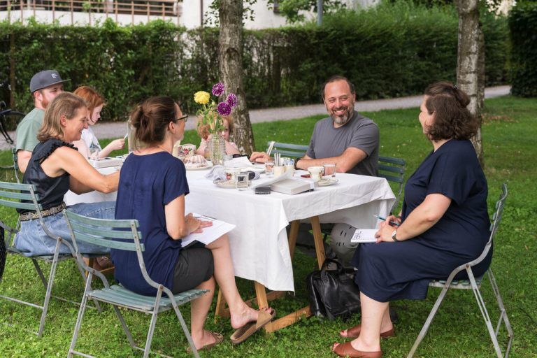 Im Gespräch mit dem Architekten und Erben Marc Hoffenscher (2.v.r.).