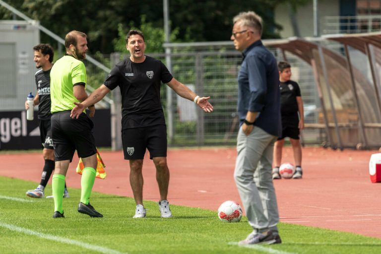 Im Testspiel schenkte man sich nichts (r.). Oben ist Altach-Trainer Joachim Standfest nicht einer Meinung mit Bregenz-Coach Regi van Acker. SCR-Goalie Paul Piffer (l.) zeigte eine gute Leistung. Stiplovsek (3)