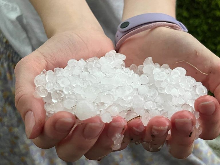 Im Tirol gingen Unwetter mit Hagel und Sturm nieder. apa