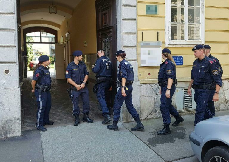 In dem Gebäude sind mehrere Kanzleien untergebracht. Die Polizei sicherte großräumig ab.APA