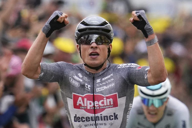 Jasper Philipsen jubelt über seinen Etappensieg. AP