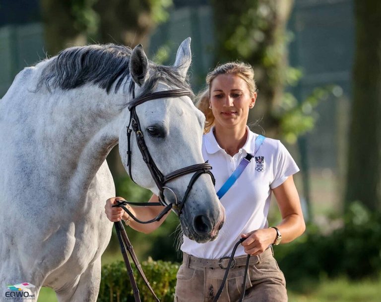Katharina Rhomberg in Versailles mit ihrem frisch gekürten Olympiapferd Colestus Cambridge. Privat