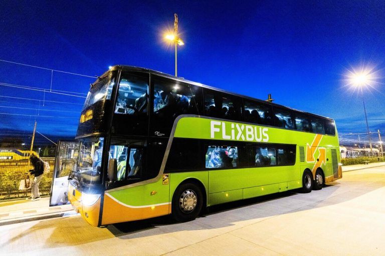 Klaus-Michael Kühne (im runden Bild) und der Finanzinvestor EQT halten zukünftig 35 Prozent an den grünen Flixbussen. afp (2)
