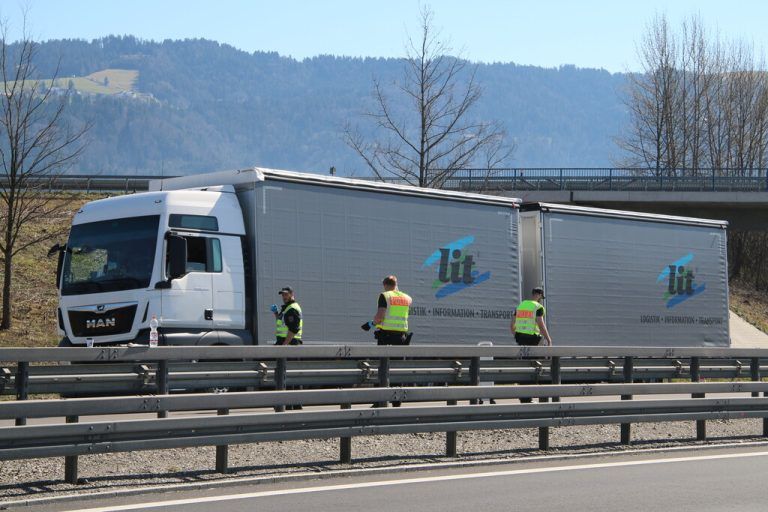 Lkw-Fahrer stoppte Fahrzeug und starb. Symbolfoto Vol.at