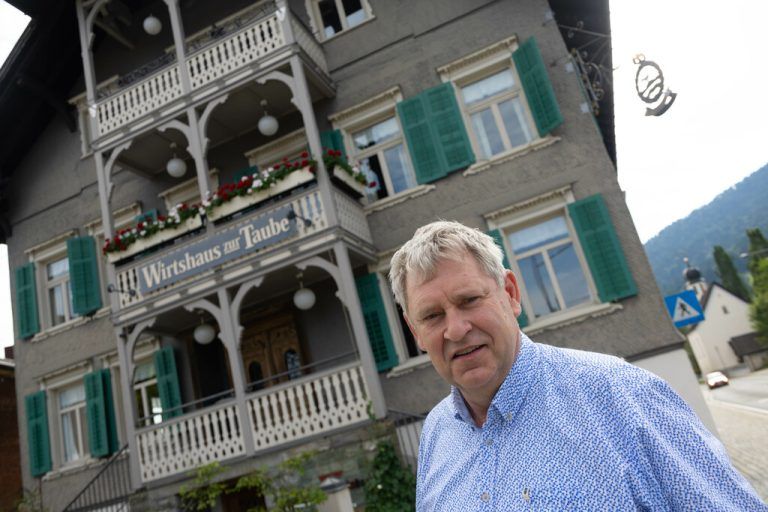 Lothar Eiler vor der Taube.Klaus hartinger
