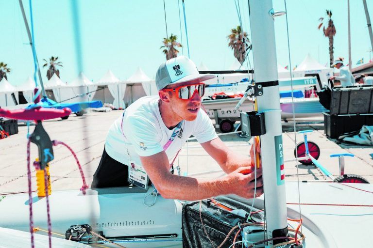 Lukas Mähr im Hafen von Marseille bei Arbeiten an seinem Olympiaboot.ÖOC/Michael Meindl