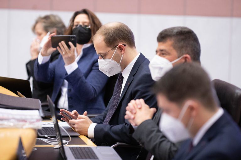 Masken prägten eine Zeit lang das Bild im Landtag. Sitzungen wurden auch während der Pandemie weiter abgehalten. Nur ein Mal wurde im kleineren Kreis getagt. Hartinger