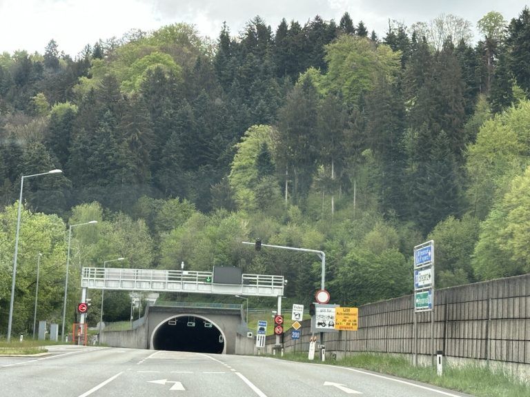 Mit überhöhter Geschwindikgeit durch den Tunnel. Vol.at/maiyer